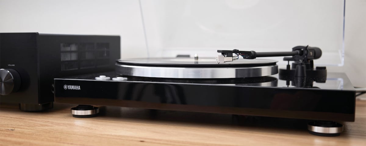 Yamaha TT-S303 Turntable with Switchable Phono/Line Output & Belt Drive, Black TT-S303B