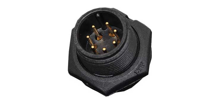 7 Pin 5A Screw-On Male Chassis IP67 Waterproof Plug